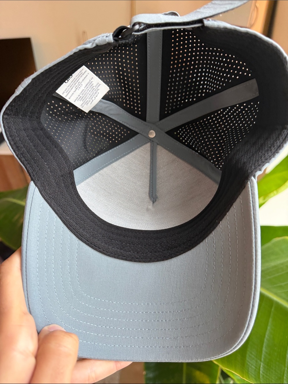 ALO Yoga Men's Pale Gray Logo Baseball Cap - Picture 5 of 7